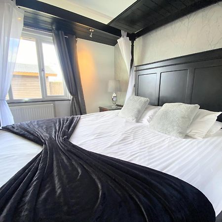 Ochil 9 With Private Hot Tub - Fife - Loch Leven - Lomond Hills - Pet Friendly Βίλα Kelty Εξωτερικό φωτογραφία