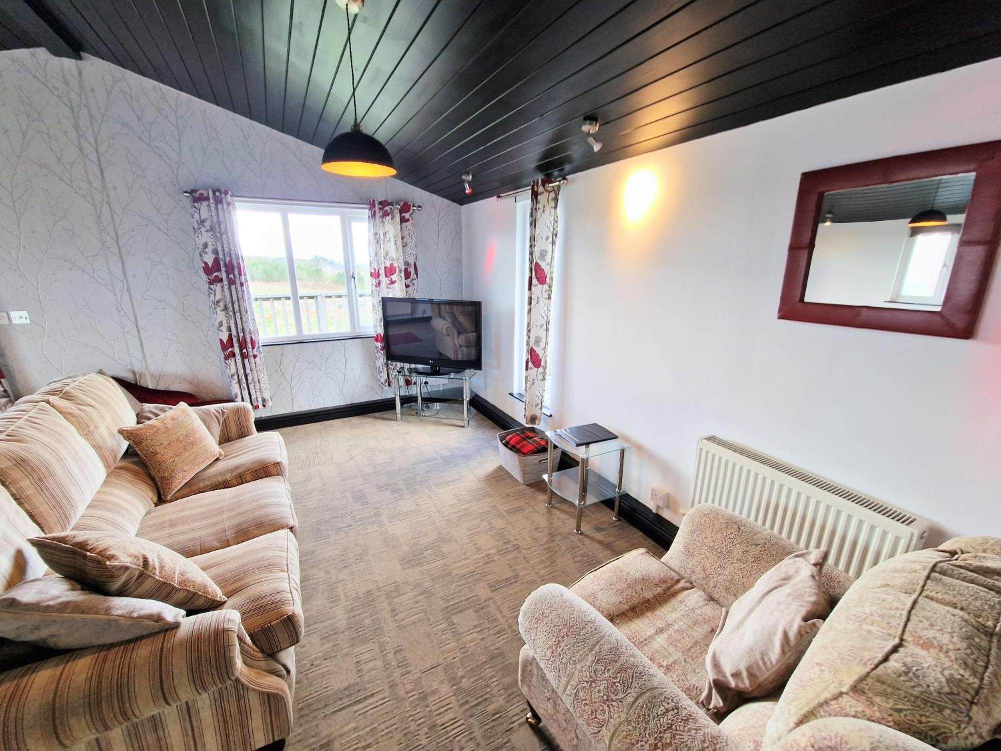 Ochil 9 With Private Hot Tub - Fife - Loch Leven - Lomond Hills - Pet Friendly Βίλα Kelty Εξωτερικό φωτογραφία